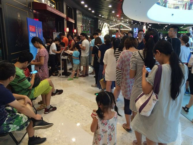 店外排隊(duì)，店里客人坐著聊天不走，我該怎么辦？