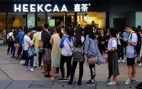 為啥店門口排隊(duì)的總是喜茶？不僅僅因?yàn)槔习迨?0后！