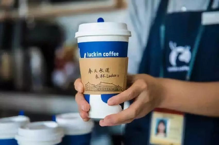 星巴克剛上線外賣，瑞幸就甩出了故宮開店大招