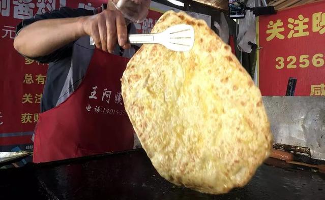 每天工作8個(gè)小時(shí)，賣(mài)200多個(gè)灌餅，月入4萬(wàn)還買(mǎi)了兩套房！