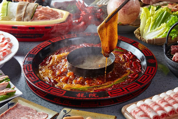 龍?jiān)豪匣疱?，東灶餐飲12年匠心之作，舌尖上的川粵美食