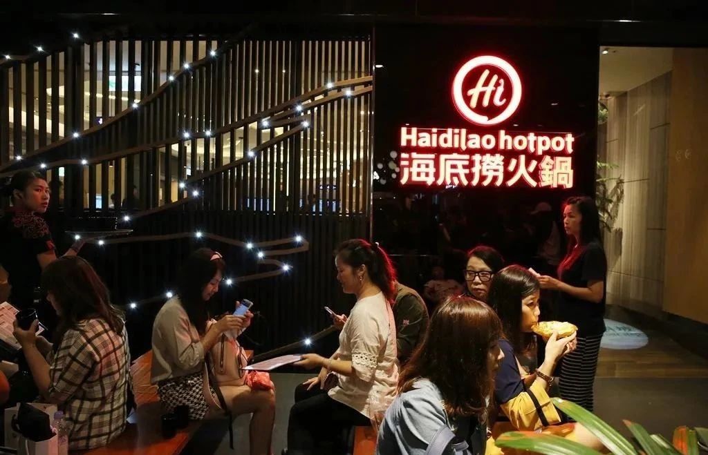 餐飲大事件202期｜  海底撈半年凈虧10億，股價(jià)卻瘋漲；肯德基暫停使用吮指廣告語；百勝中國或?qū)?月在港上市|餐飲界