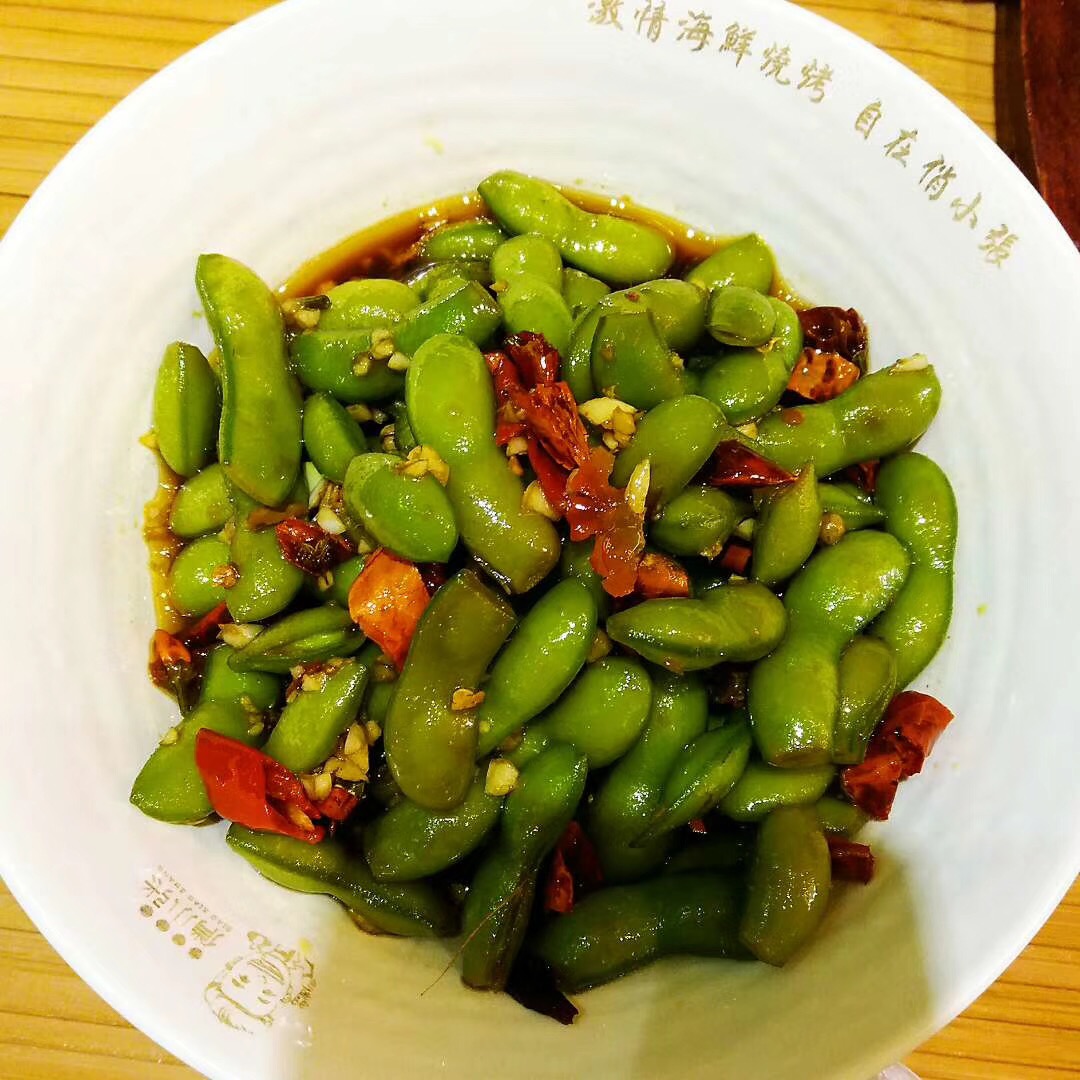 野生本色在森林里種小木耳，發(fā)展大產(chǎn)業(yè)