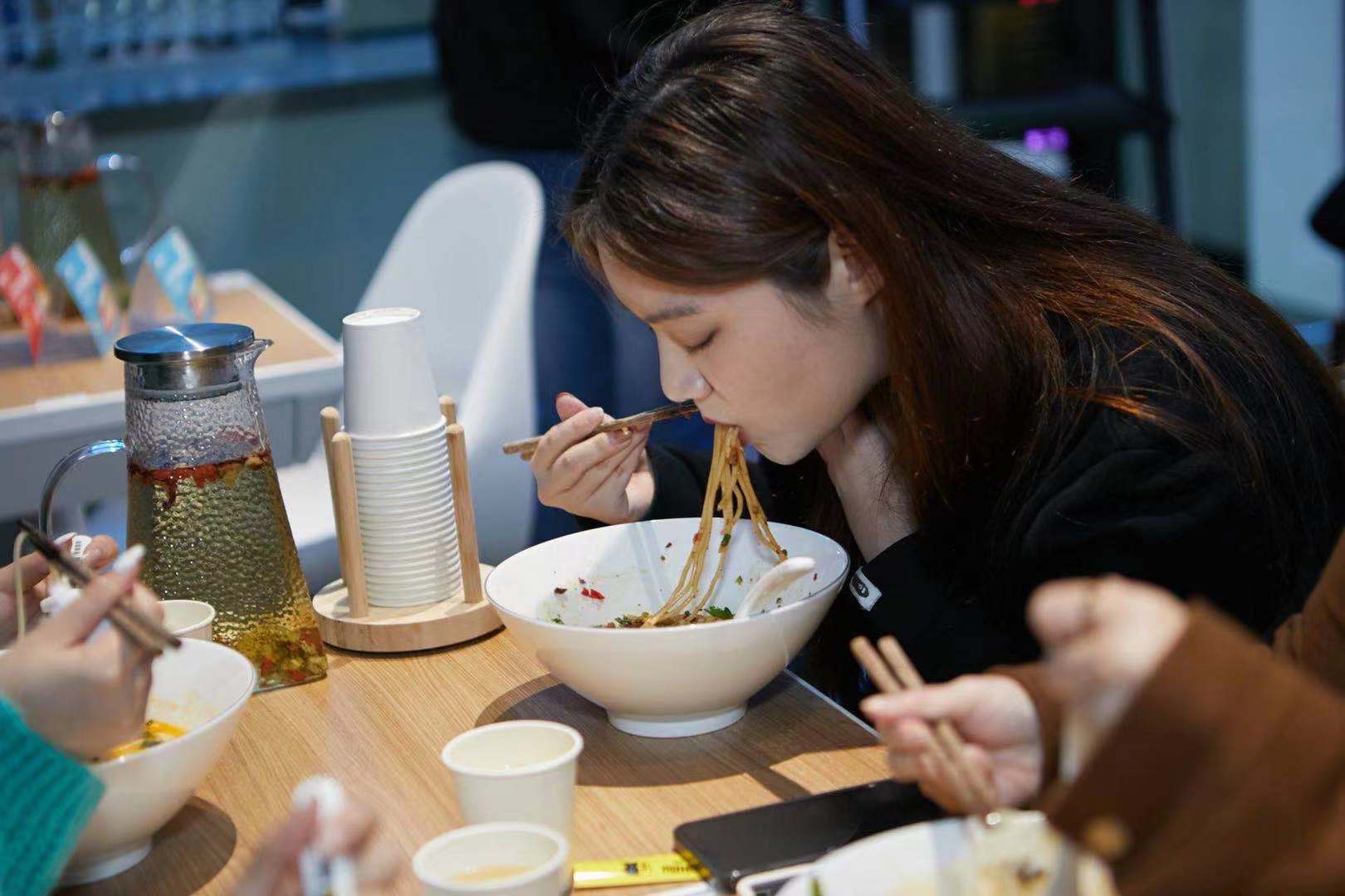 創(chuàng)新“智能面館”新賽道 ，數(shù)字化賦能掘金千億級(jí)面類市場(chǎng)|餐飲界