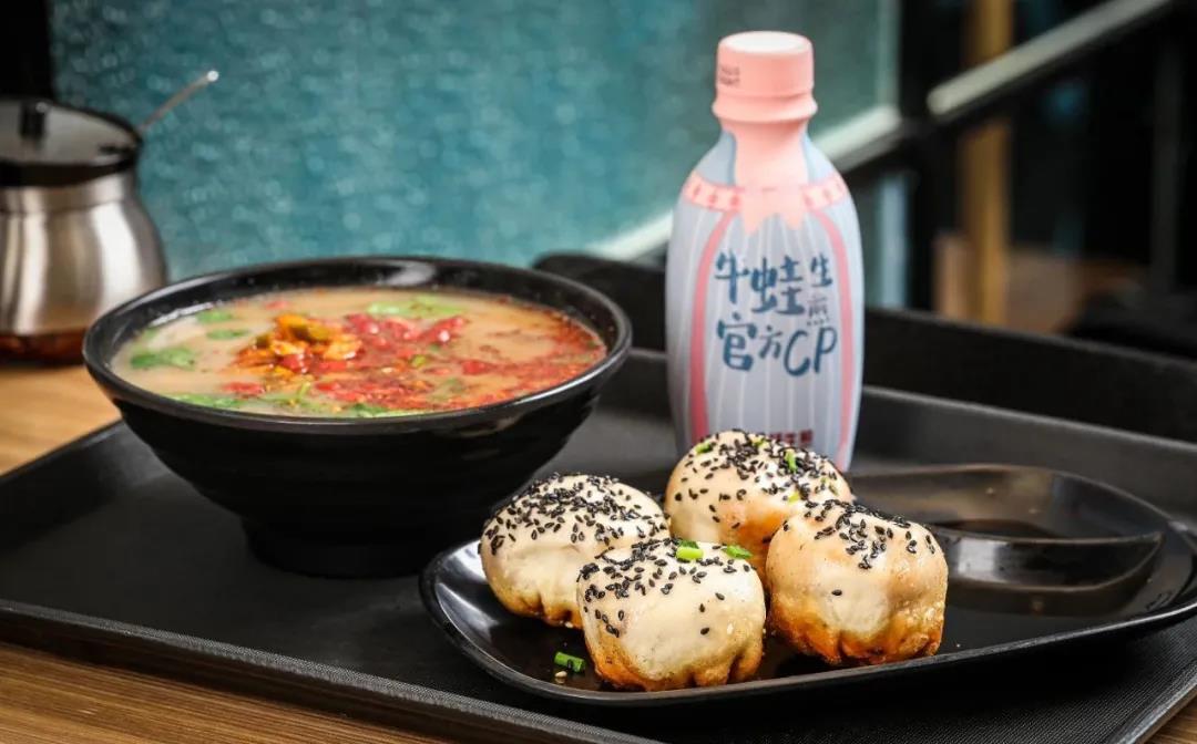 餐飲大事件246期 |海底撈上半年?duì)I收200.94億、星巴克中國(guó)首席執(zhí)行官將換人、“2022黑珍珠餐廳指南” 名單公|餐飲界