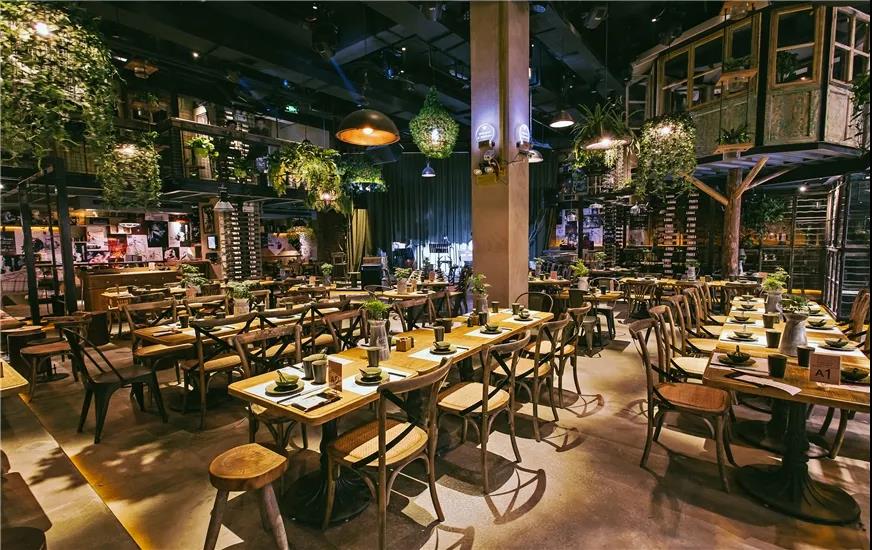 星巴克、火鍋店搶著入局的小酒館，到底好在哪里？