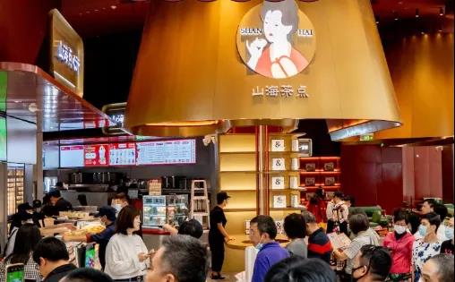 茶飲x漢服、火鍋x啤酒、咖啡x電競，跨界聯(lián)名店又有啥新玩法？