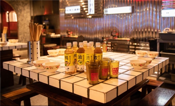 喜茶瓶裝跨界合作朱光玉火鍋，化身國慶成都熱門打卡地
