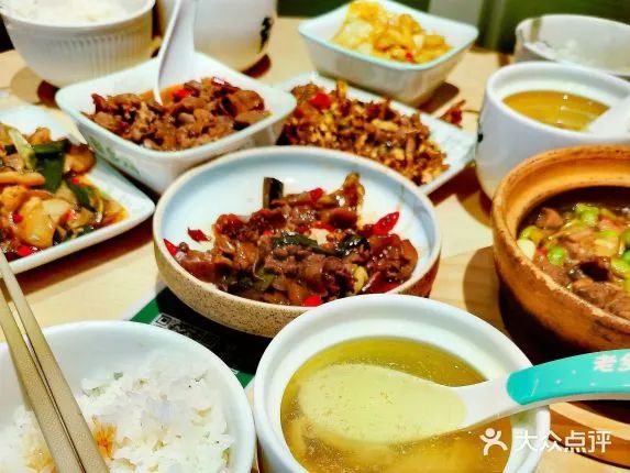 被成人小飯桌“打臉”的快餐 該走向何方？|餐飲界