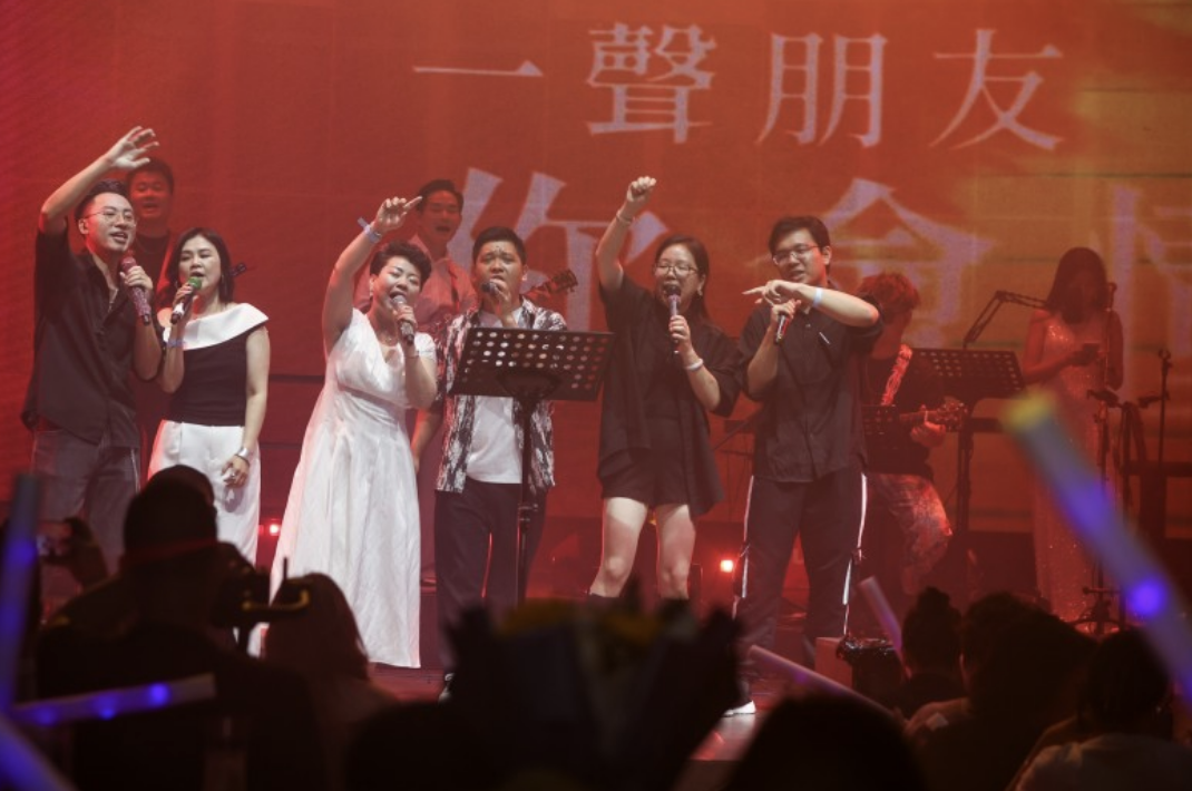 鶴九“瘋之巔”愛心音樂會(huì)奏響公益強(qiáng)音 善款點(diǎn)亮瑤鄉(xiāng)童心|餐飲界