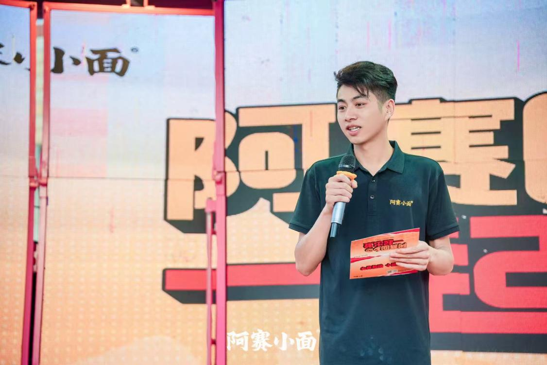 阿賽回鄉(xiāng)?一起出發(fā)！這場(chǎng)村里的發(fā)布會(huì)，藏著阿賽小面最動(dòng)人的初心|餐飲界