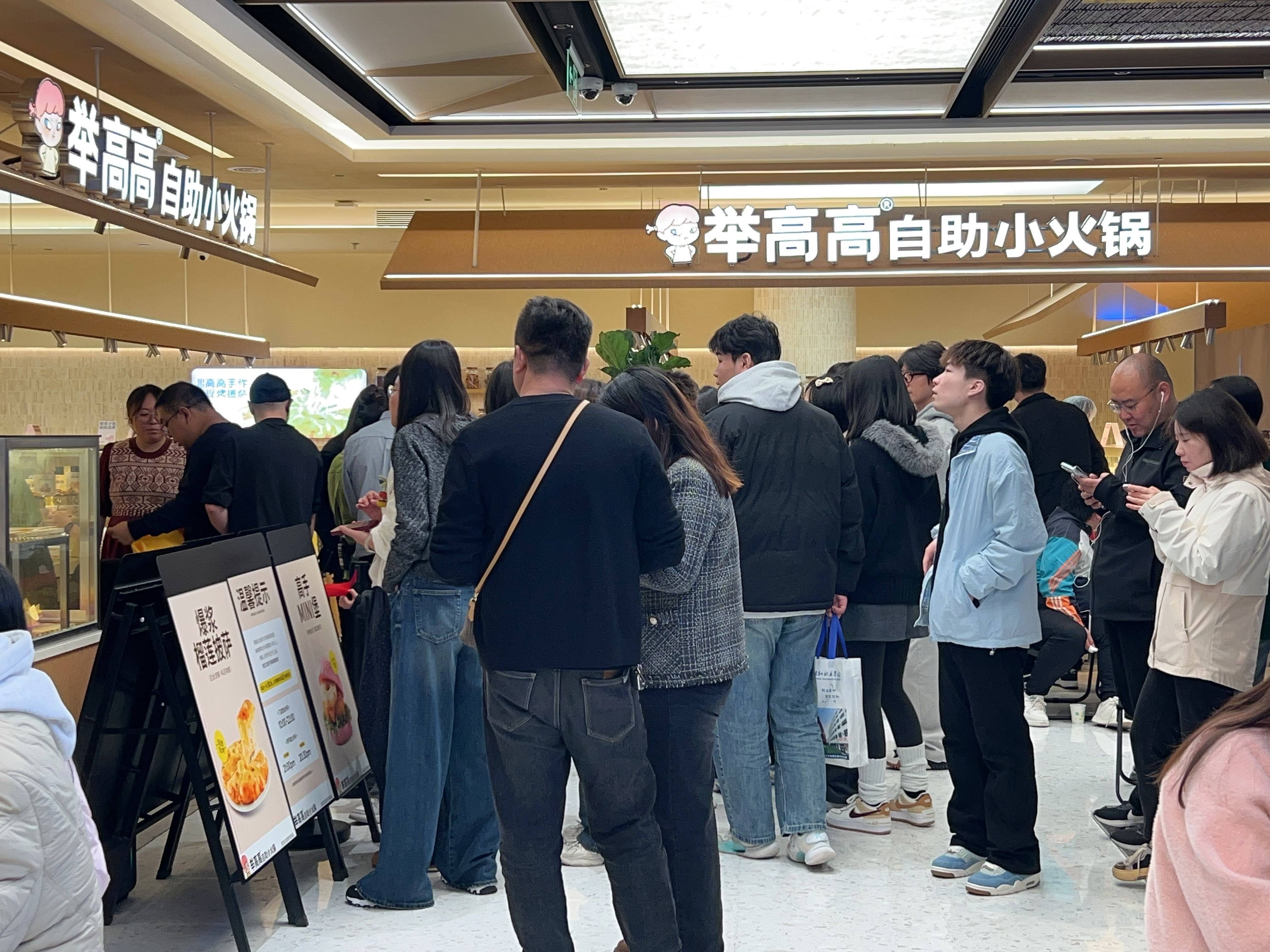 輕裝上陣的“舉高高”，為海底撈探出一條新路